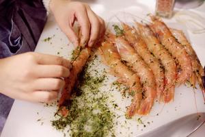 百里香海盐烤虾的做法 步骤2