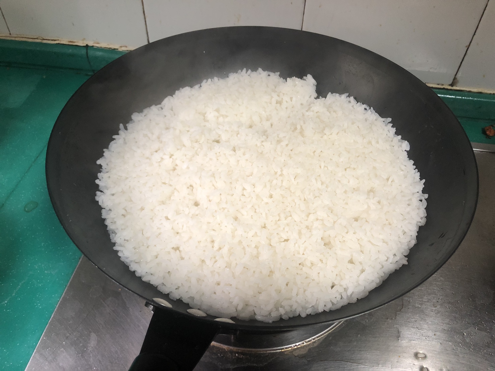 超简单的炒锅煮米饭（附水米比例）的做法