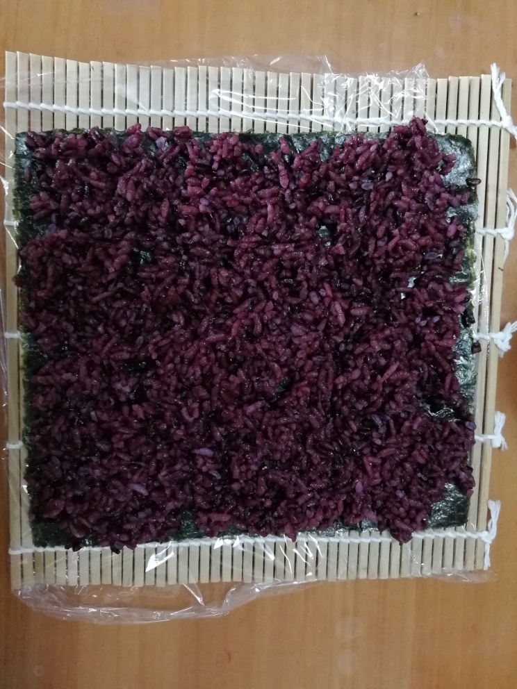 紫甘蓝黑米寿司卷的做法 步骤4
