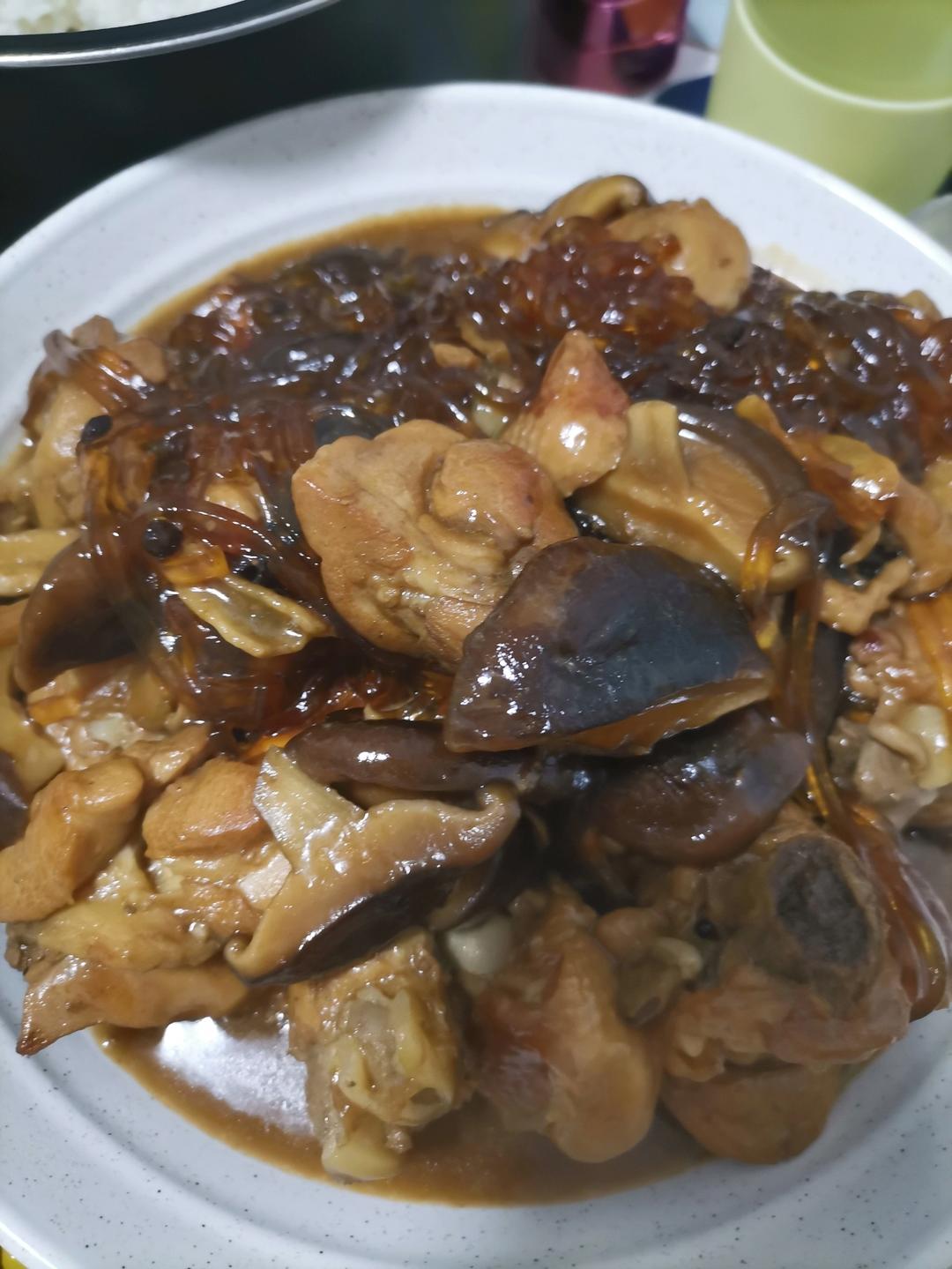 香菇炖鸡肉