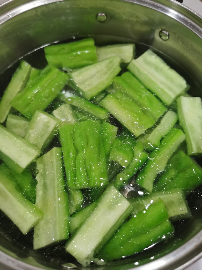 咸菜黄豆苦瓜汤的做法 步骤3