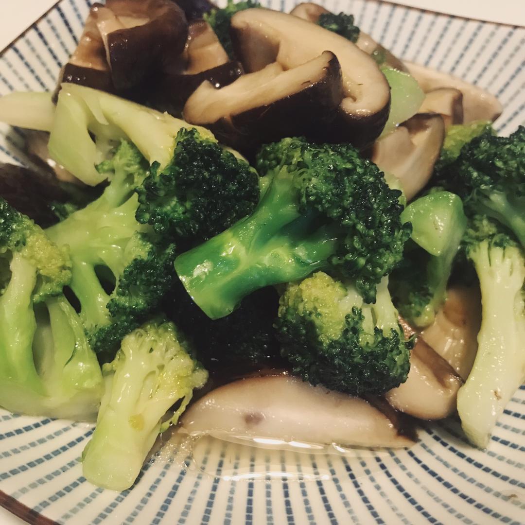 健康低脂家常菜—西兰花炒口蘑