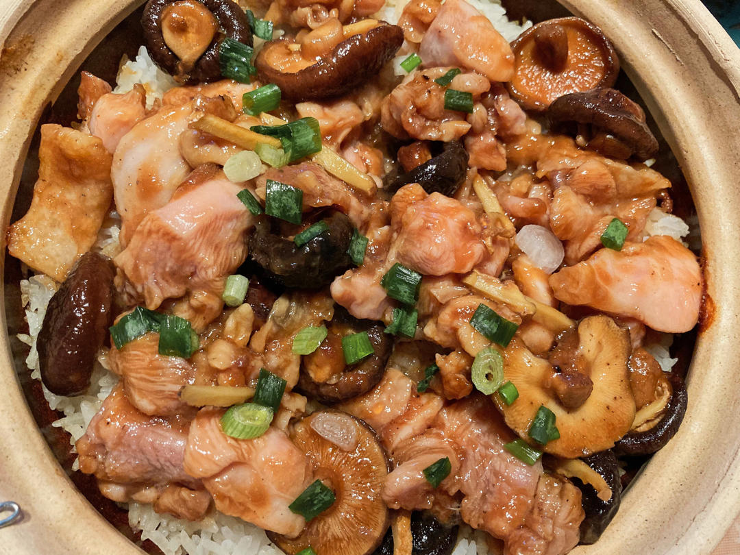 风掠水漾做的冬菇滑鸡煲仔饭控制锅巴的生成煲仔饭酱油的配制