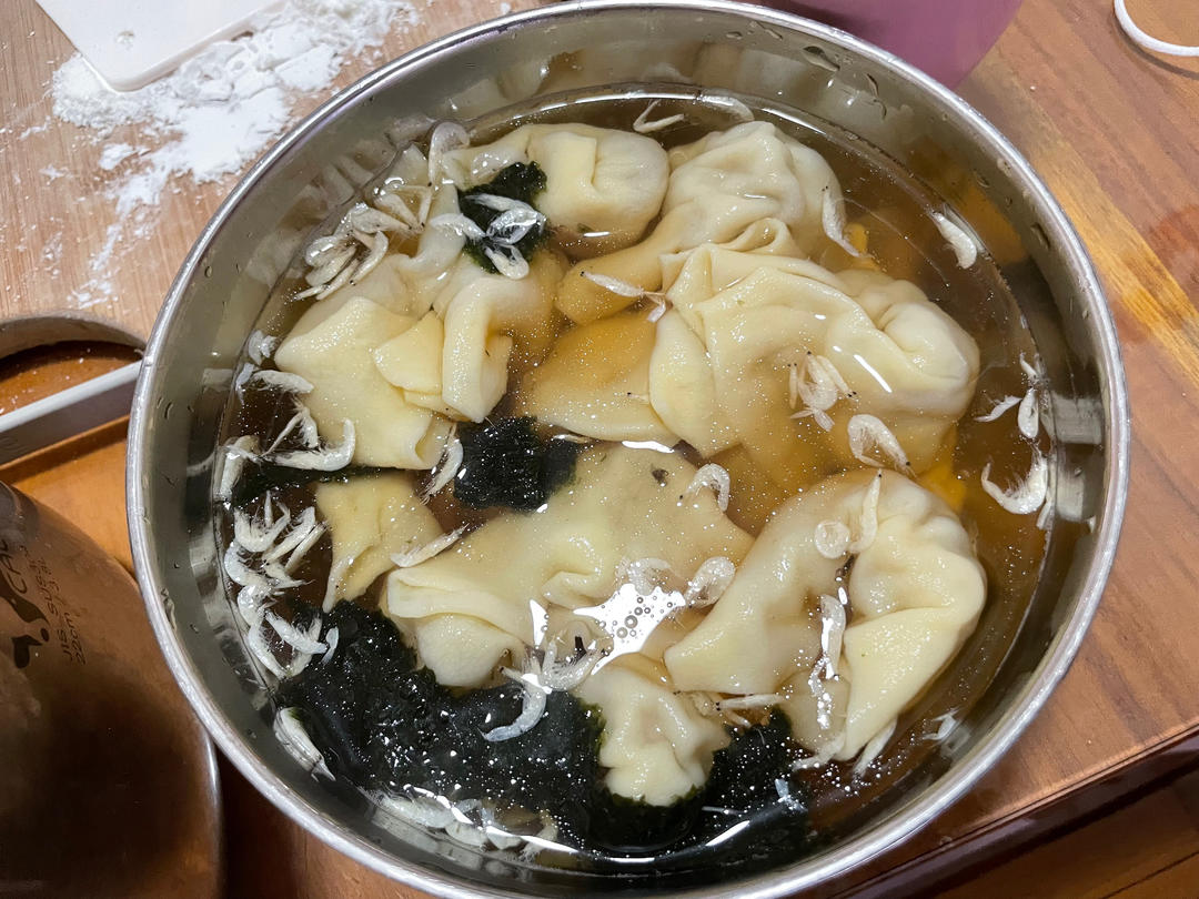 薄如蝉翼的手擀馄饨皮