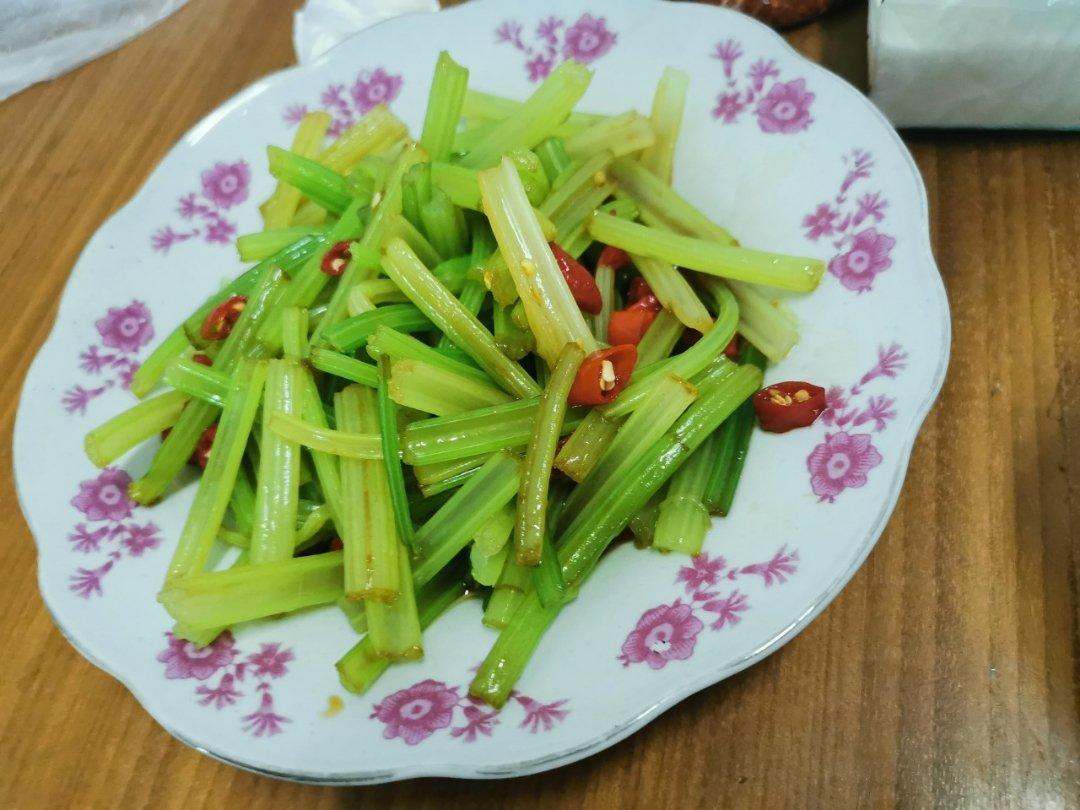 生病时唯一想吃的菜-凉拌芹菜