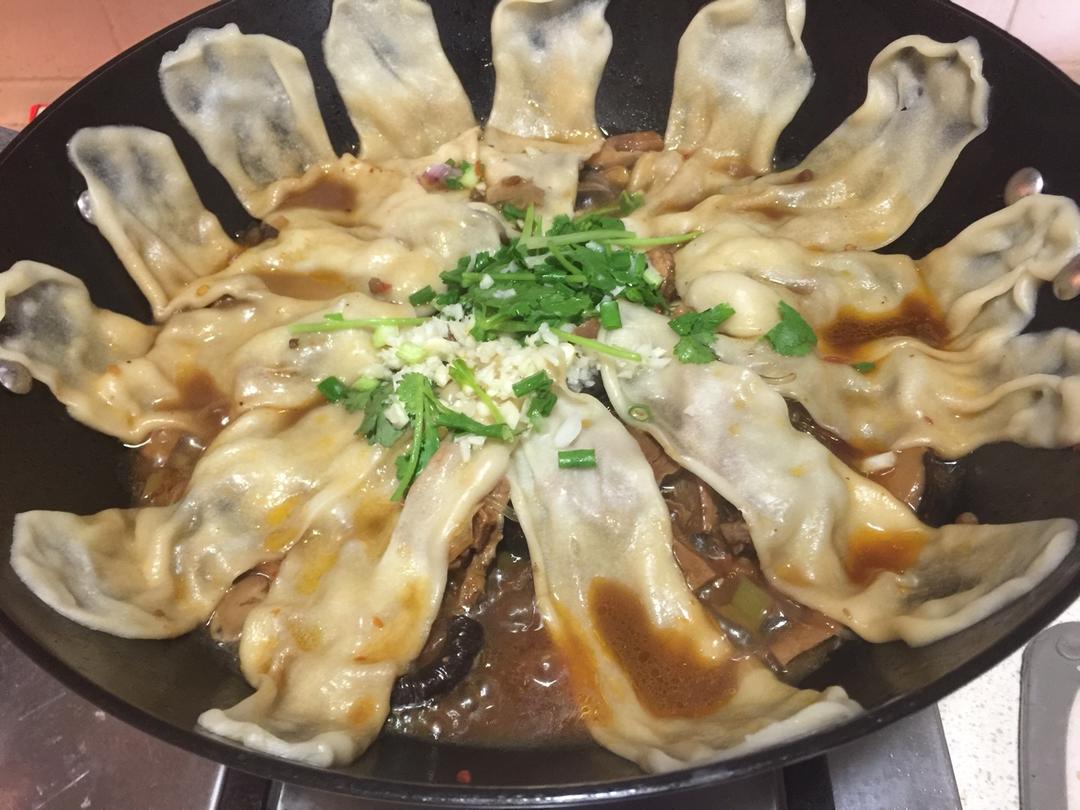 地锅鸡，教你贴饼子好吃的小技巧~