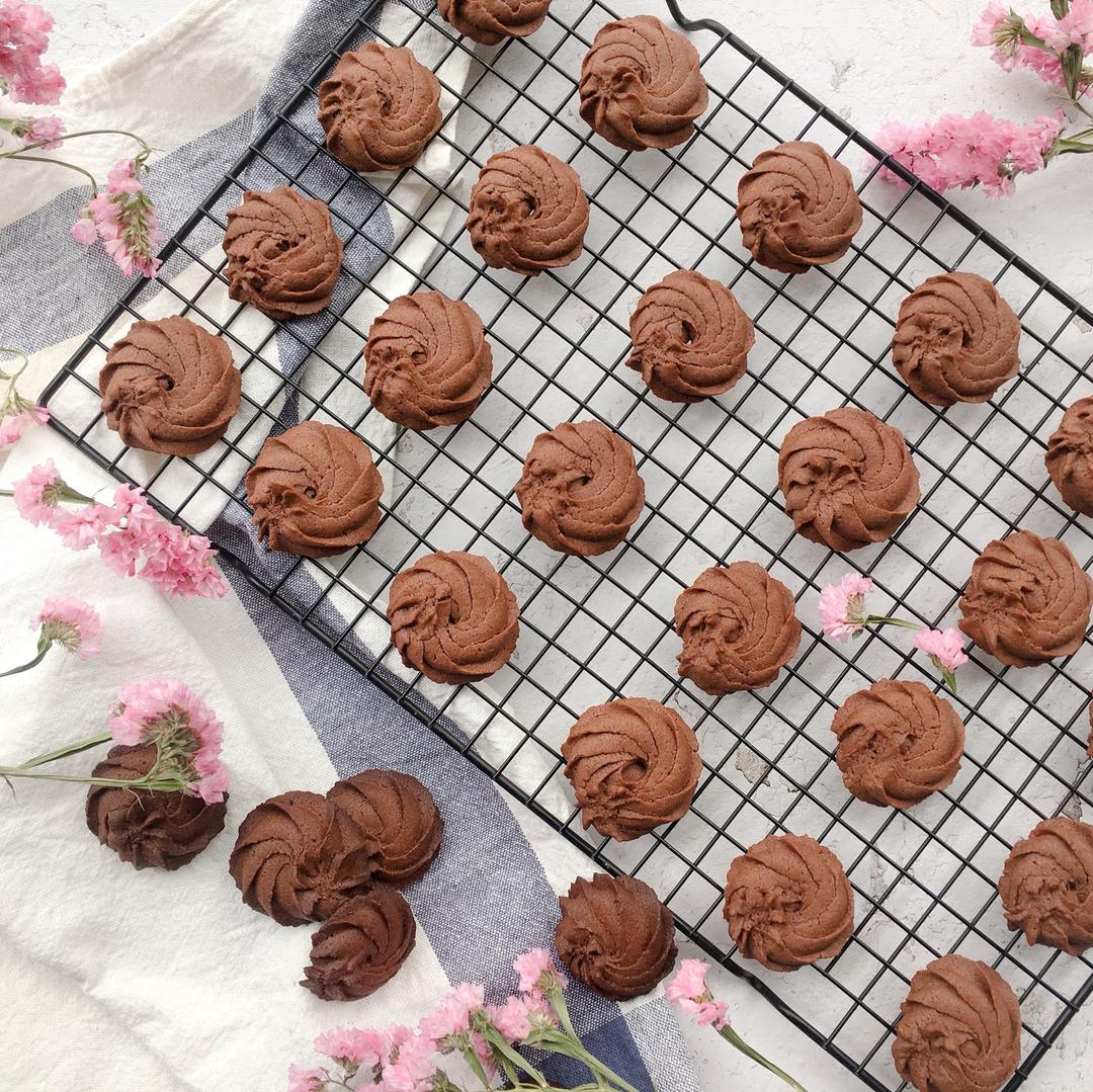 挤花毫无压力的巧克力曲奇