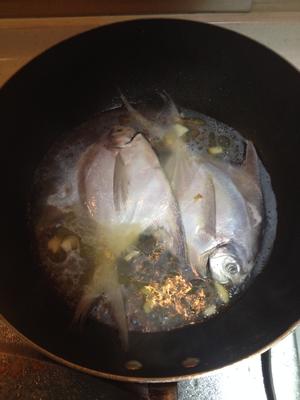 豆酱焖白鲳鱼的做法 步骤3
