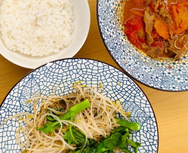 微波炉菜式十分钟开饭:番茄肥牛 豆芽时蔬。无需切菜不开火的做法