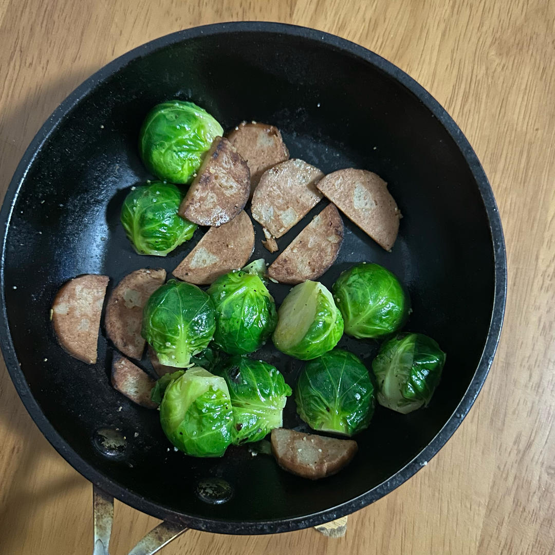 适合闺蜜聚会的小菜：黄油风味培根炒孢子甘蓝