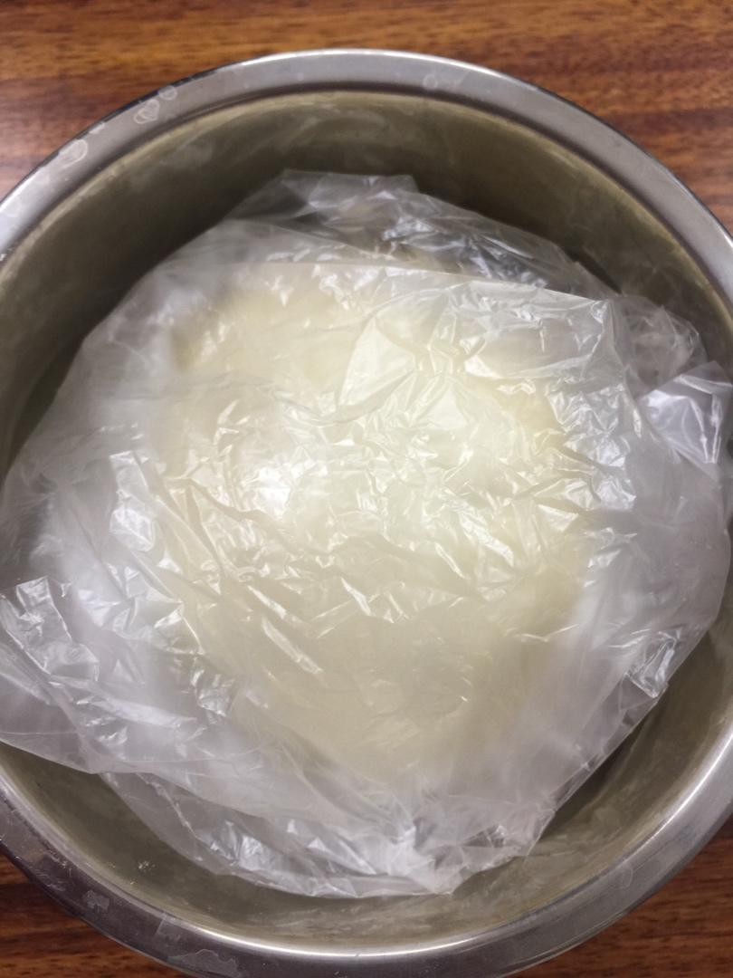 自制披萨饼皮~~比买的好吃百倍的披萨饼皮，外酥内软奶香味儿浓郁，直接吃都超级美味