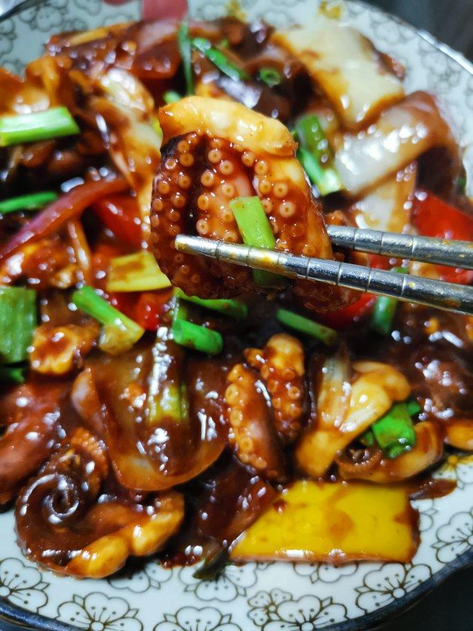 阿嘉私厨做的麻辣炒墨鱼仔干锅墨鱼仔