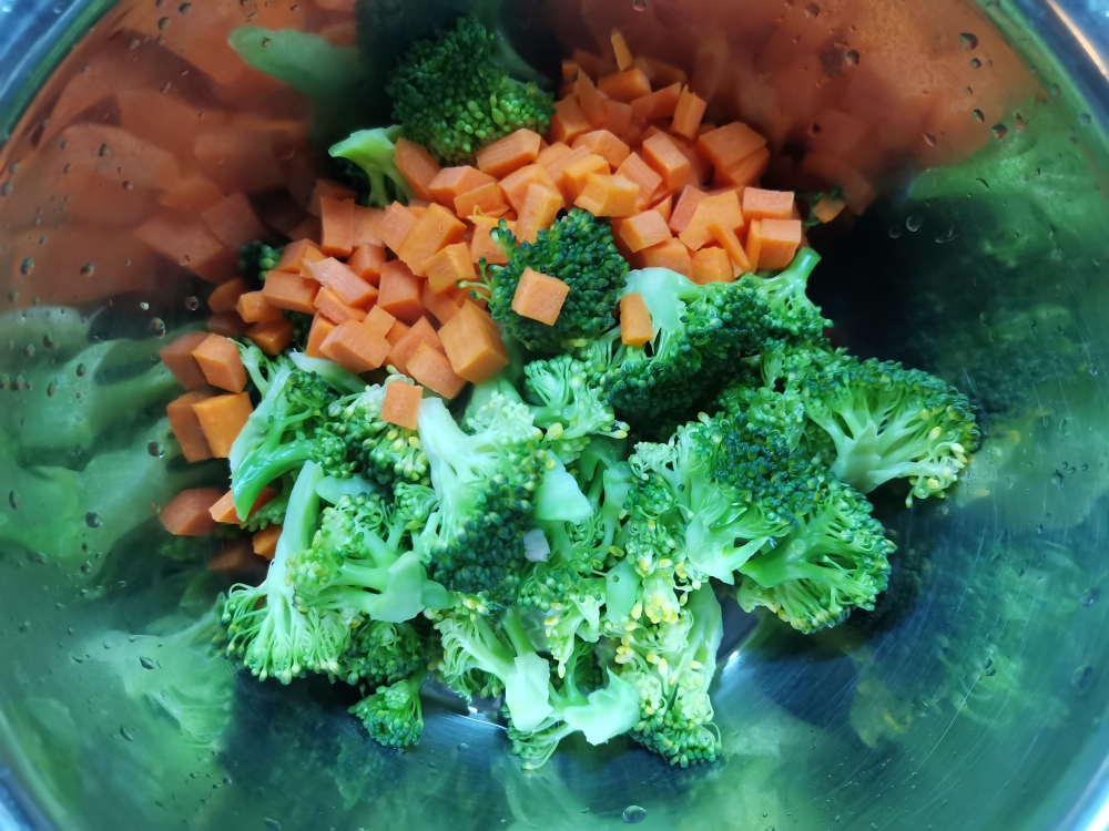 美味抗癌家常菜——胡萝卜口蘑炒西蓝花的做法 步骤1