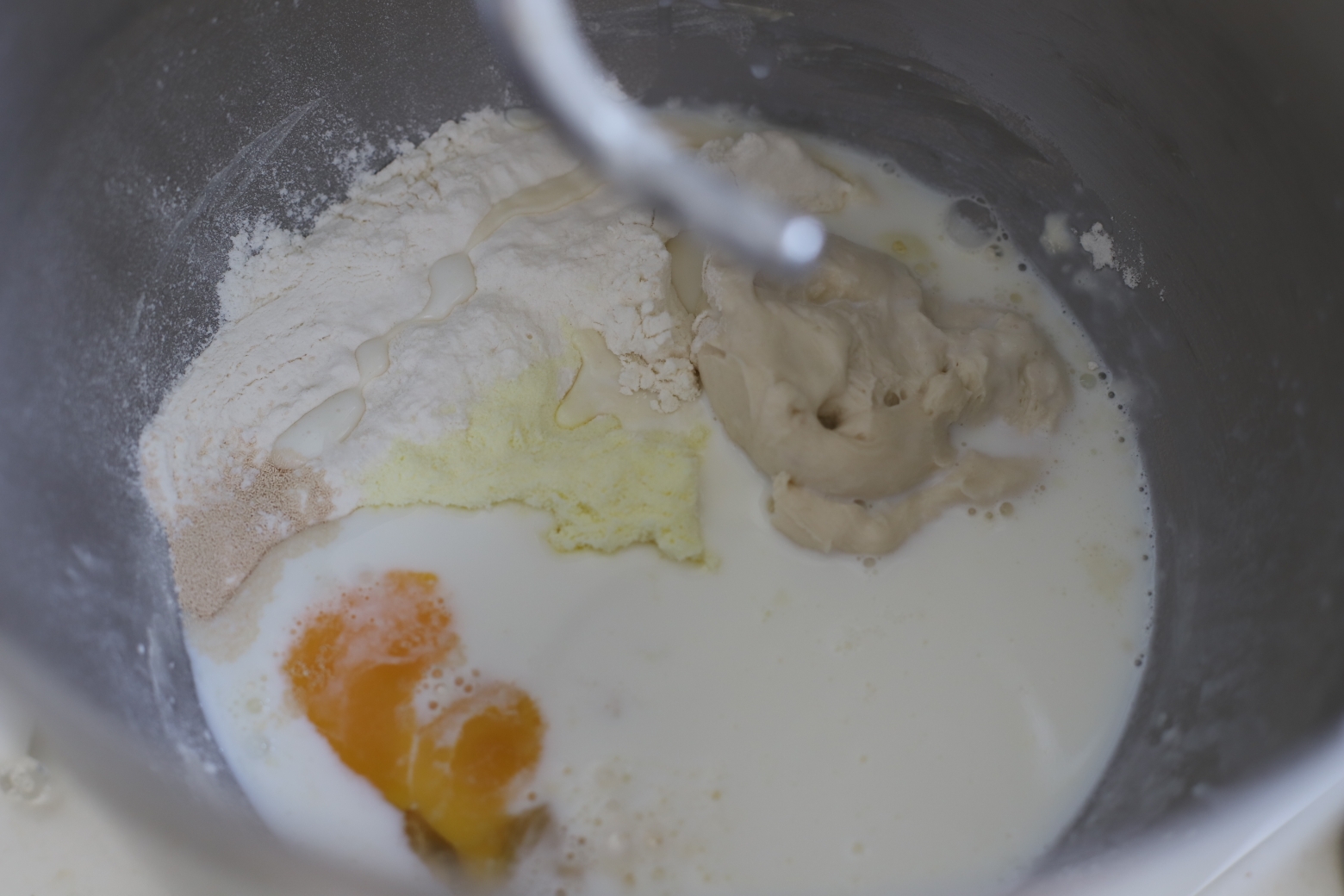 云朵般绵密柔润的醇香鲜奶吐司的做法 步骤2