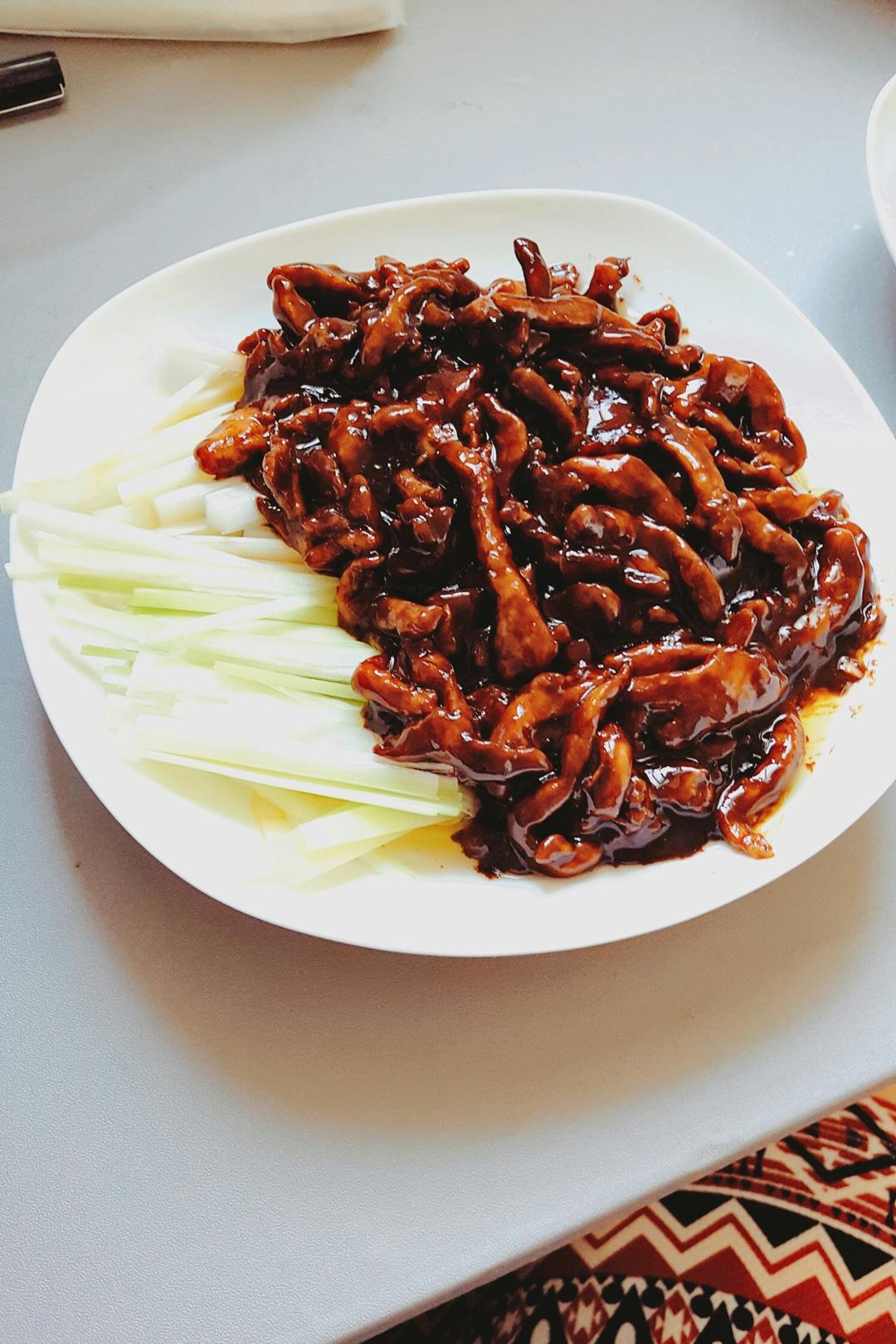 张小陌爱吃鱼做的京酱肉丝