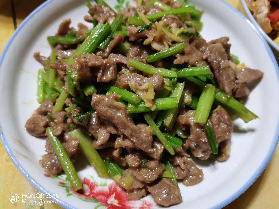 好吃到邻居敲门蹭饭的芹菜炒牛肉！