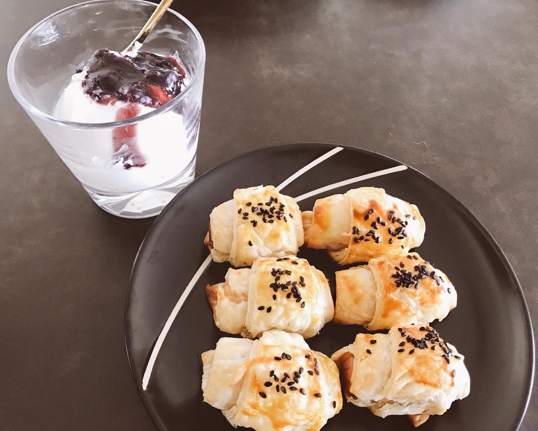 香肠酥皮卷：手抓饼皮还能这样吃，不用和面快速搞定早餐