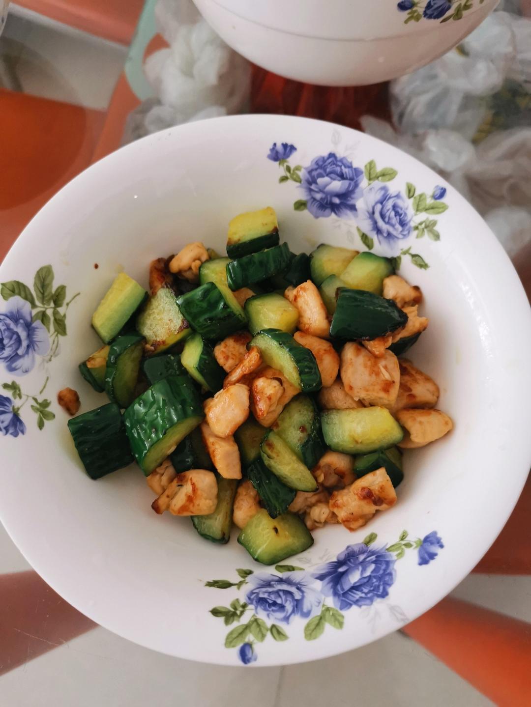连吃三天都不腻的减脂餐~黄瓜炒鸡胸肉