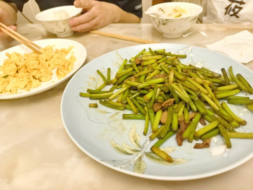 简单易做的下饭菜－蒜苔炒肉