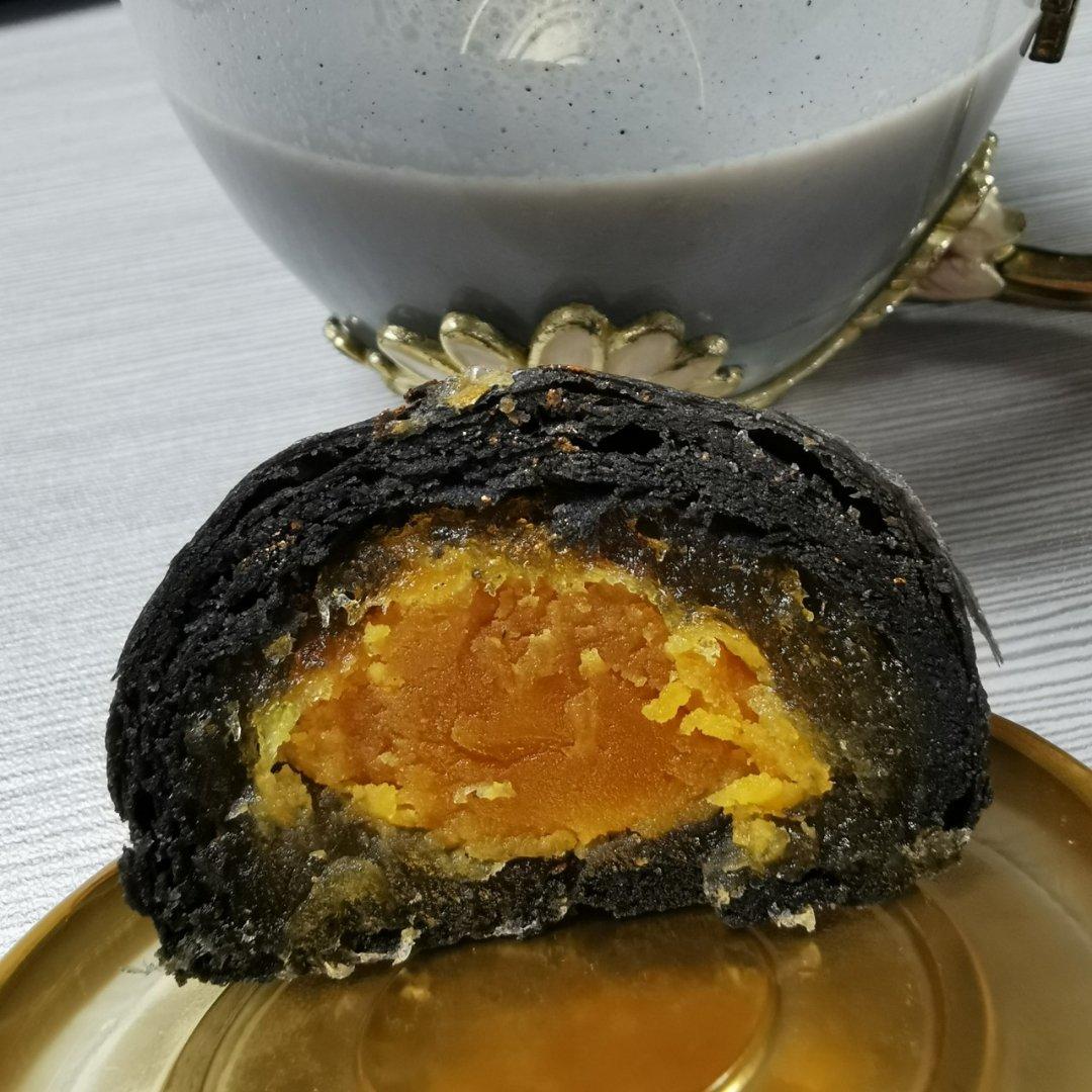 酥掉渣凤梨蛋黄黑金酥