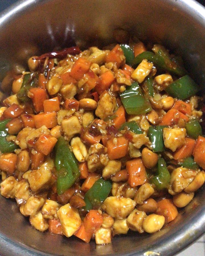 〈宫保鸡丁〉，小时候最爱的菜之一，郫县豆瓣酱版。欣小厨 😉