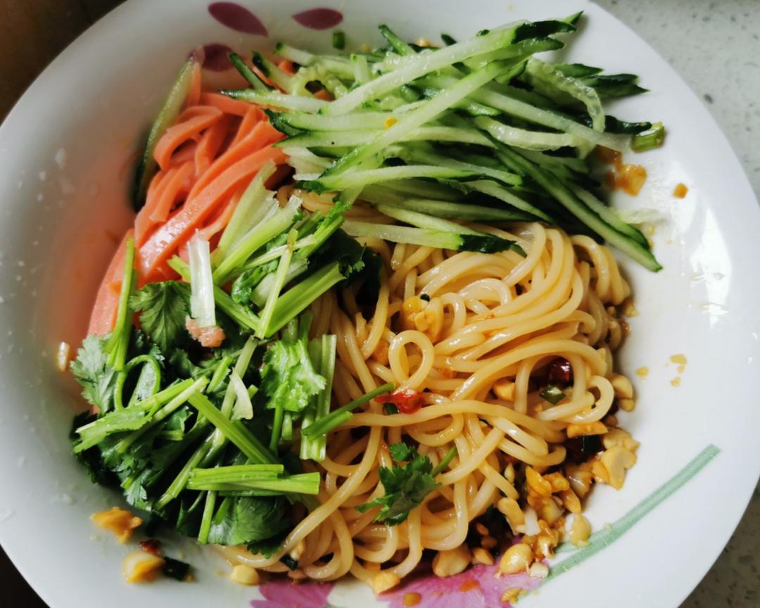 超简单的酸辣凉拌面