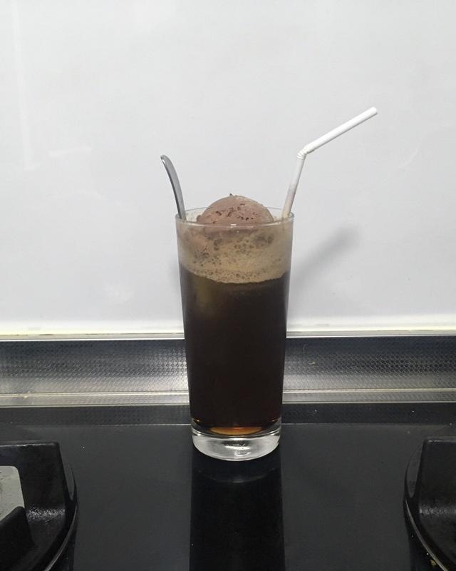 冰激淋混合饮料“黑牛”的做法