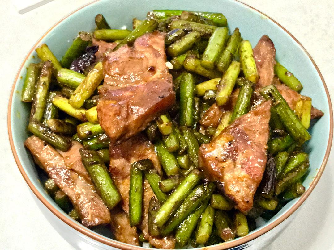 蒜苔牛扒盖饭的做法