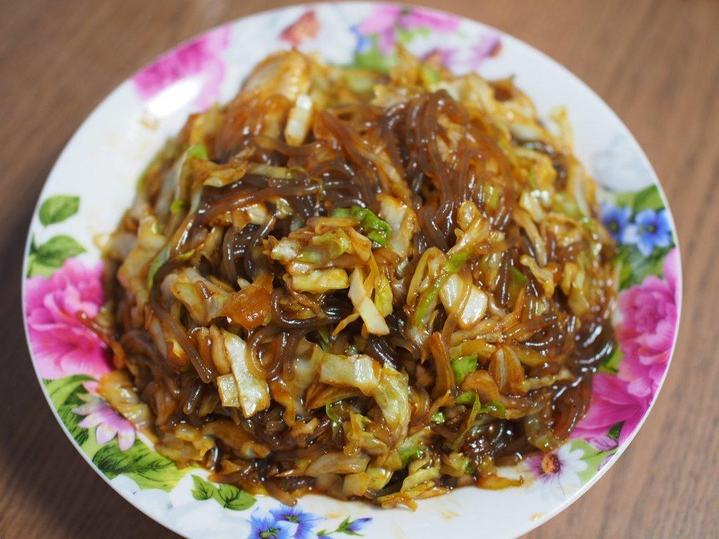 看似普通却超级下饭的圆白菜炒粉丝