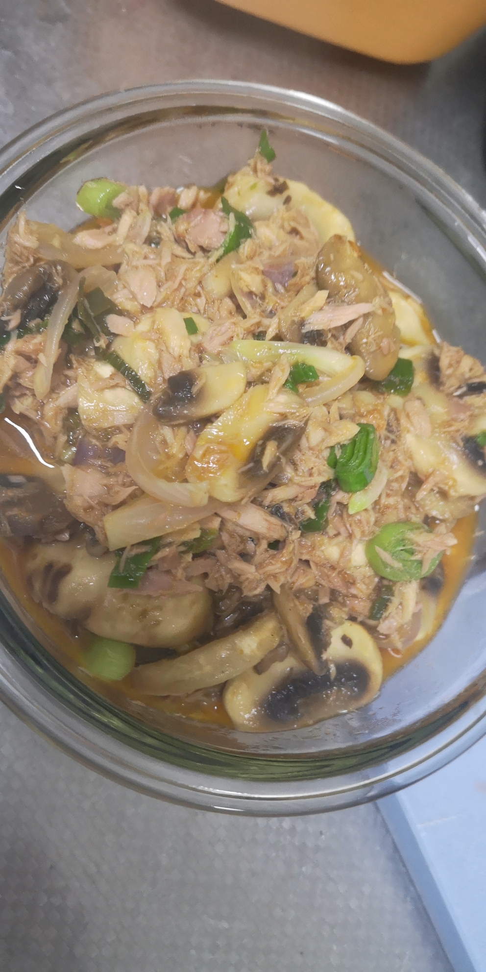 口蘑炖辣味金枪鱼罐头的做法