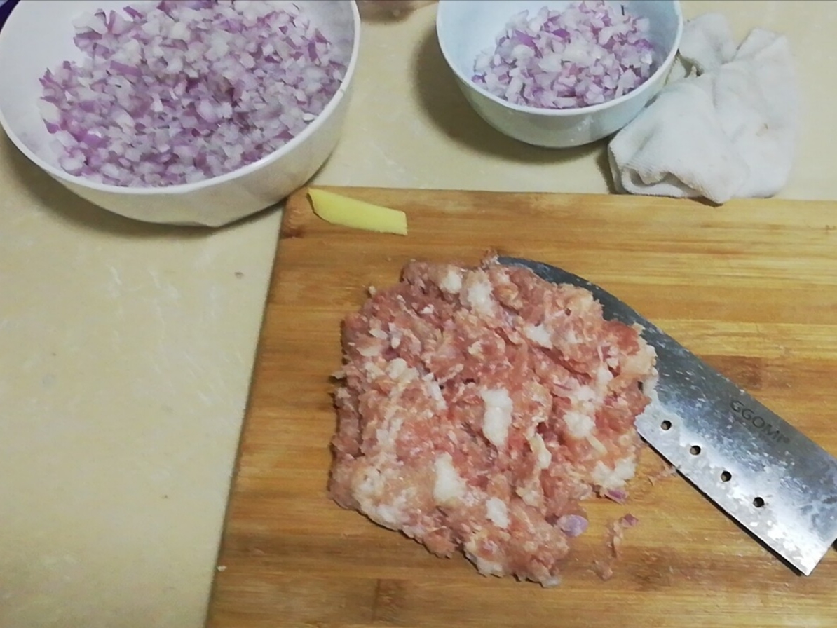 猪肉洋葱馅饺子的做法 步骤2