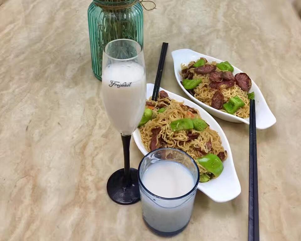 腊肠炒泡面的做法