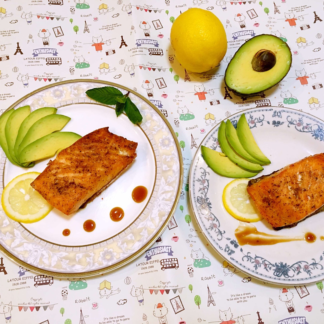 西式三文鱼配蔬菜莎拉 Salmon Steak