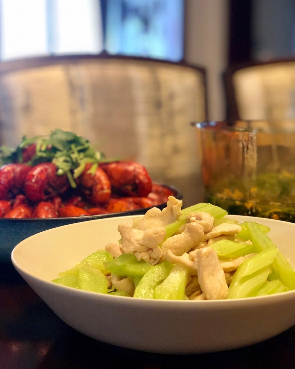 怎样炒出饭店级别的幼嫩西芹（附正确的西芹处理手法）