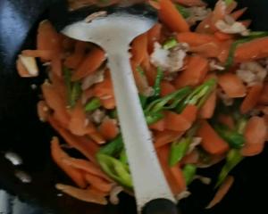 胡萝卜片炒肉的做法 步骤3