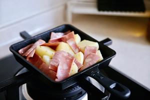 早餐：土豆培根芝士烘蛋的做法 步骤3