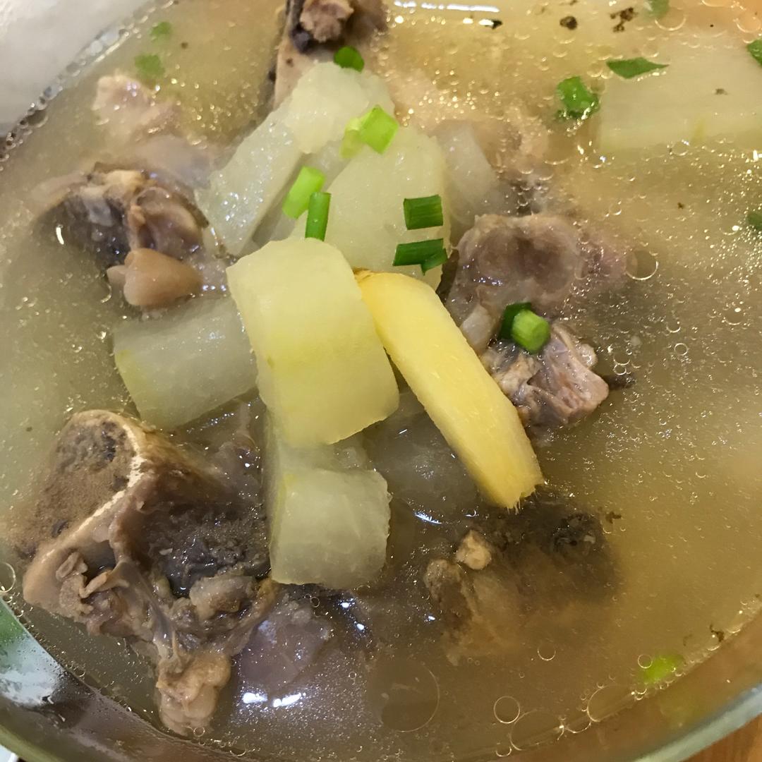 筒骨玉米萝卜汤