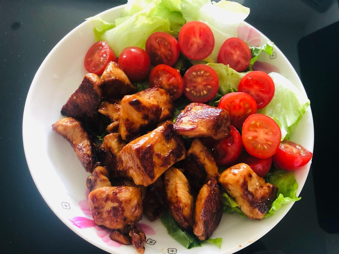 香煎鲜嫩多汁的黑椒鸡胸肉