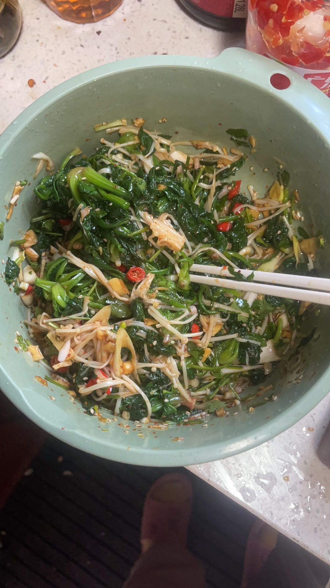 解馋减脂餐！酸辣开胃又下饭的菠菜拌金针菇