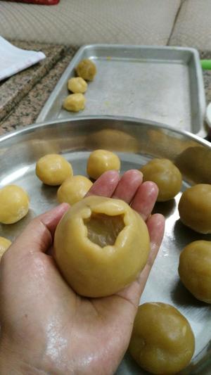 广式蛋黄白莲蓉月饼的做法 步骤11