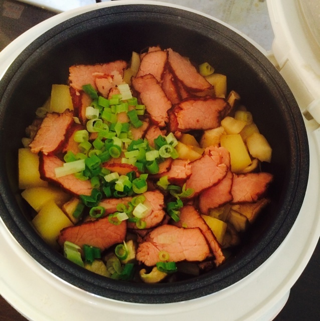 熏肉土豆焖饭的做法
