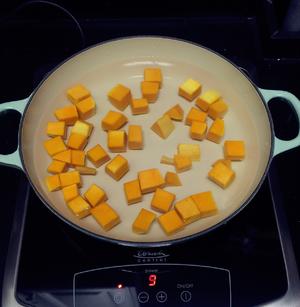 荷兰豆金针菇蔬菜汤的做法 步骤2