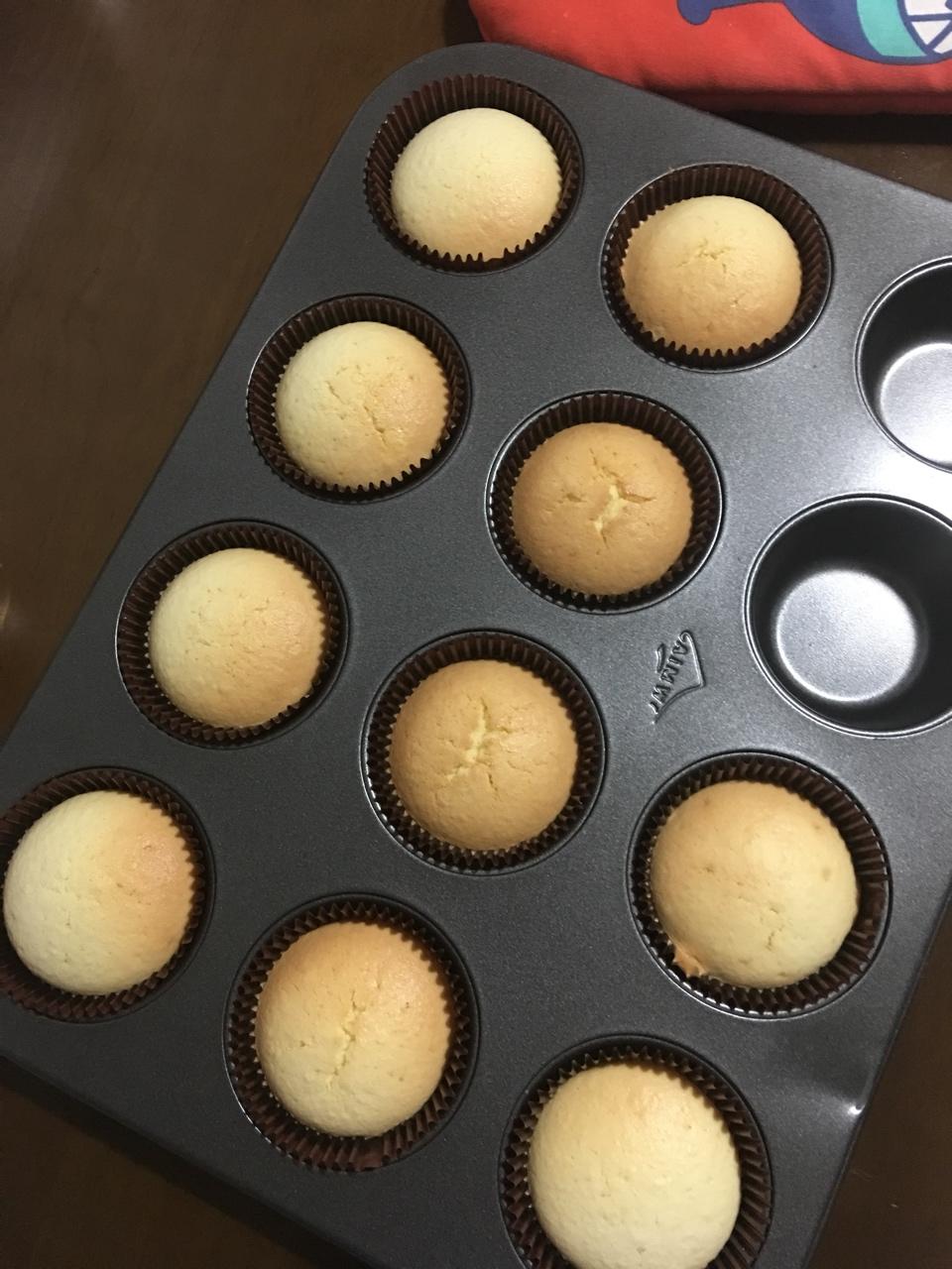 原味海绵纸杯蛋糕（非常适合裱花、盖糖皮的cupcake方子）