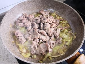 酸菜炒牛肉的做法 步骤9