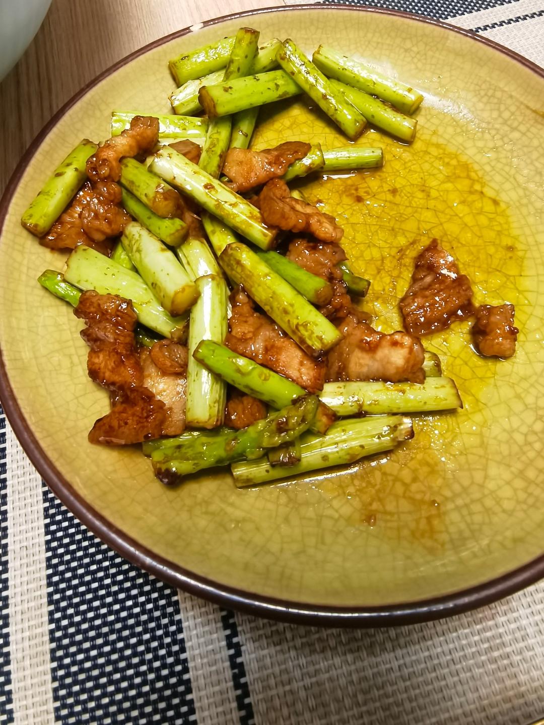 五花肉辣爆芦笋