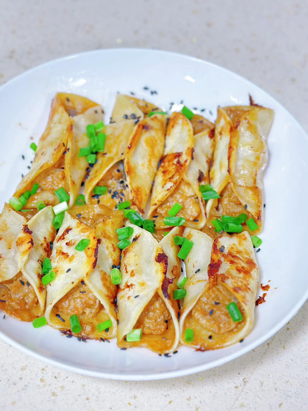 12+ 猪肉鲜虾锅贴，外皮酥脆香气扑鼻，一锅不够吃！