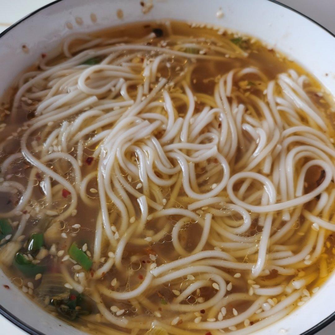 酸辣开胃❗️好吃到连汤汁不剩～酸汤面