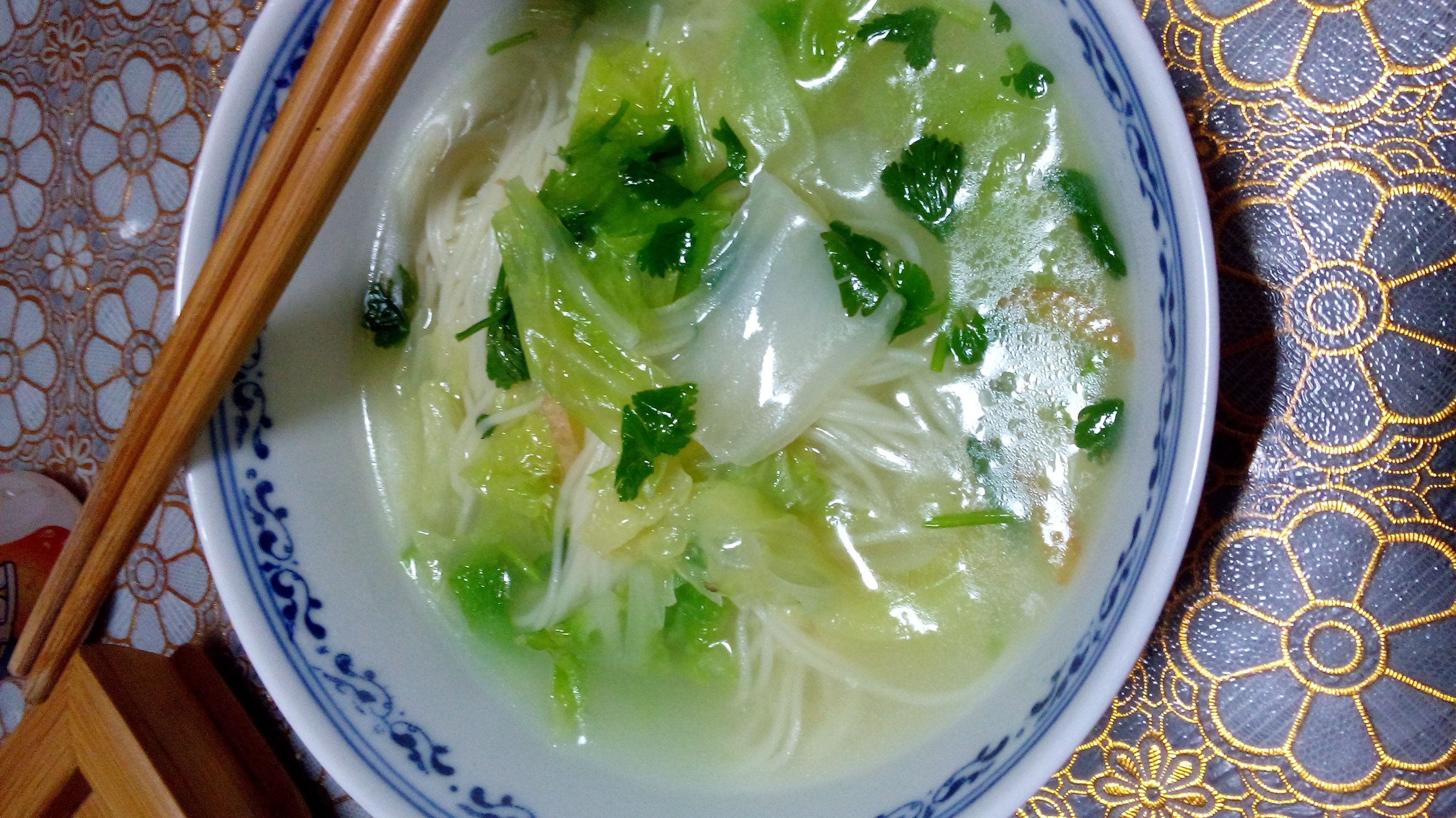 杂蔬热汤面