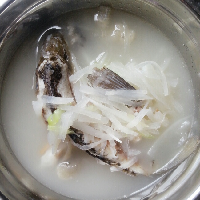 萝卜丝鲫鱼汤