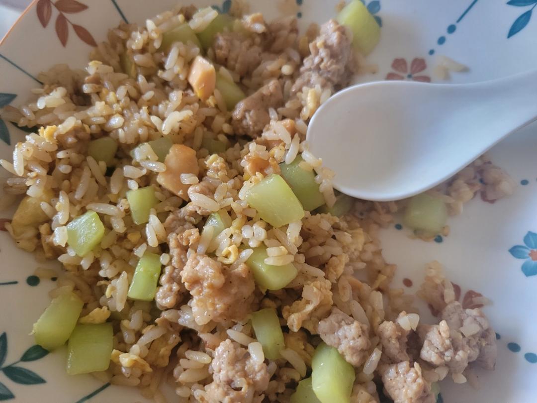 黄瓜牛肉蛋炒饭